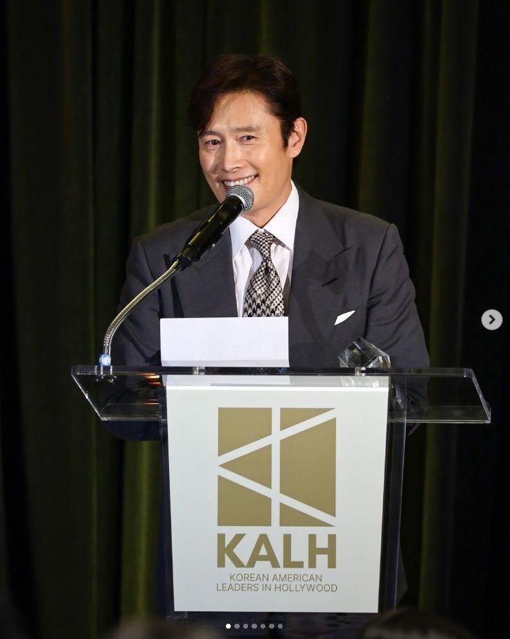 　ＫＡＬＨの公式インスタグラム＠ｔｈｅ．ｋａｌｈより　韓国系クリエーター支援団体から世界的活躍が認められ喜びのコメントをするイ・ビョンホン