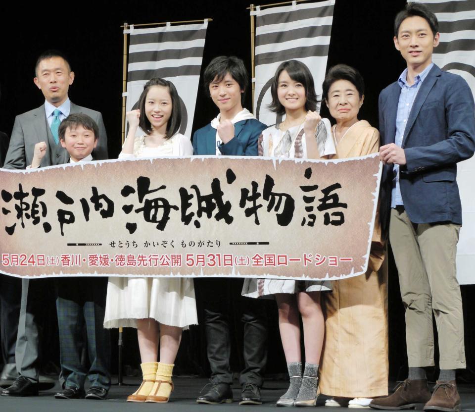 　舞台あいさつに登場した杏花（左から３人目、当時は柴田杏花）＝２０１４年撮影