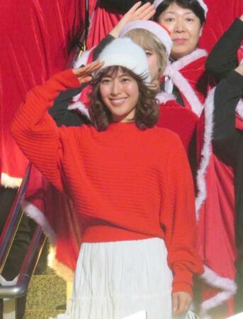　敬礼する瀧本美織