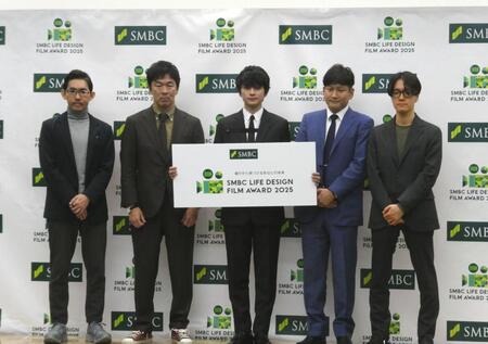 　撮影に応じる（中央の）北村匠海