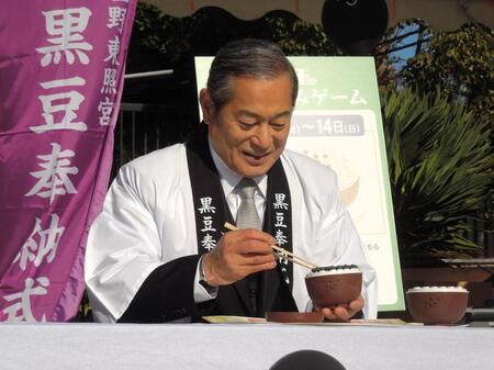 　東京・上野東照宮で「黒豆奉納式」終了後、黒豆つかみゲームに挑戦した松平健、寒さのあまり手がかじかみ、苦戦していた。
