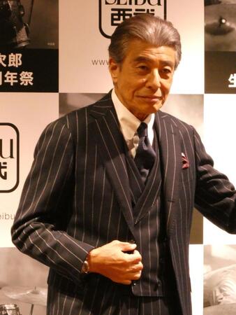 撮影に応じる舘ひろし