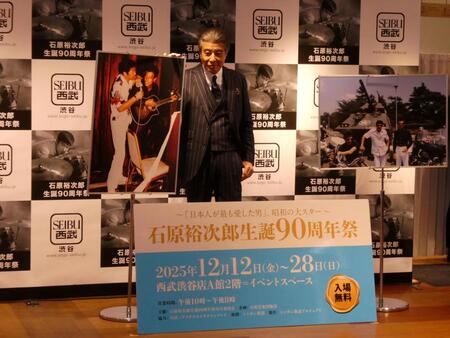 　撮影に応じる舘ひろし