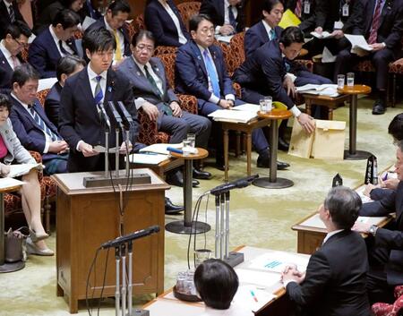 　参院予算委で答弁する鈴木農相＝12日午前