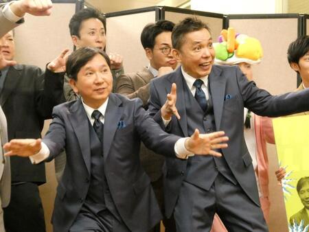 　撮影に応じる爆笑問題、（左から）田中裕二、太田光