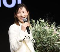 　誕生日の花束を贈られた加藤あい（撮影・金田祐二）