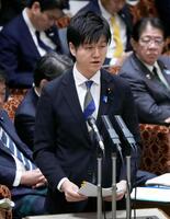 　参院予算委で答弁する鈴木農相＝12日午前