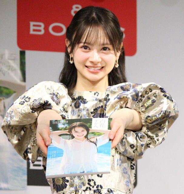 　お渡しポーズをする伊藤百花