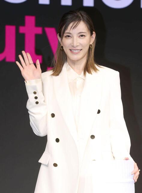 3児のママ・加藤あい 花に負けない華やかさ 43歳の誕生日も美貌