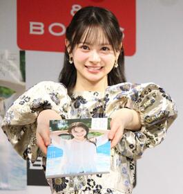 　お渡しポーズをする伊藤百花