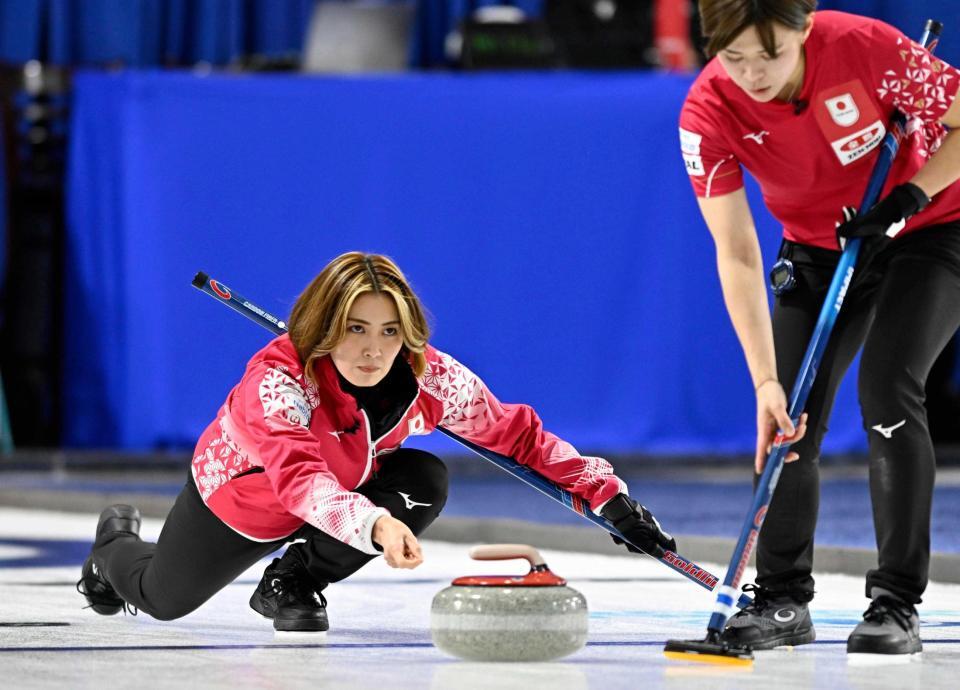 　ノルウェー戦で、ショットを放つ吉村（左）（共同）