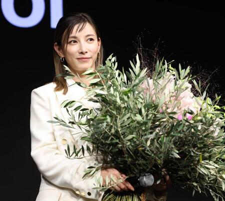 　誕生日の花束を贈られた加藤あい（撮影・金田祐二）