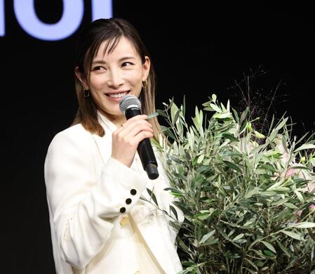 　誕生日の花束を贈られた加藤あい（撮影・金田祐二）