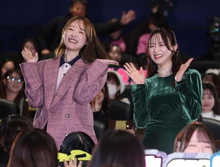 　笑顔で登場する高橋ひかる（左）と森香澄（撮影・金田祐二）
