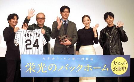 　舞台あいさつに登壇した（右から）草川拓弥、鈴木京香、松谷鷹也、秋山純監督