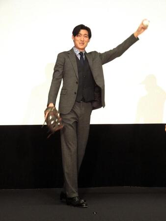 　映画「栄光のバックホーム」満員御礼舞台あいさつで、豪腕を生かし一番後ろのお客さんへボールをプレゼントした松谷鷹也