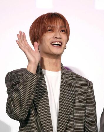 　ロマンティックポーズを決める（前列左から）髙橋ひかる、木村柾哉、上白石萌歌、高橋恭平、中島颯太、森香澄（後列同）内藤秀一郎、西垣匠、醍醐虎汰朗、犬飼貴丈、ゆうたろう、豊田裕大（撮影・金田祐二）