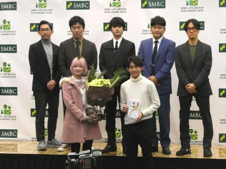 　撮影に応じる（後列中央の）北村匠海、（最優秀賞に選ばれた前列の）「チーム８３２」の２人