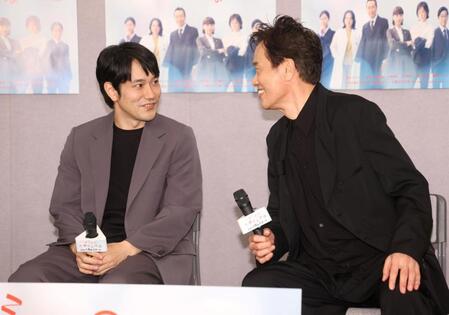 　撮影を振り返る松山ケンイチ（左）と遠藤憲一（撮影・石井剣太郎）