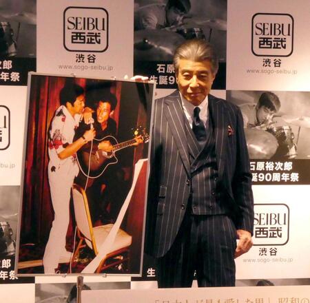 　撮影に応じる舘ひろし