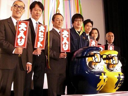 　（左から）山西惇、川原和久、水谷豊、六角精児、萩原聖人、紺野まひる、長谷部安春監督。映画「鑑識・米沢守の事件簿」舞台あいさつ＝２００９年３月