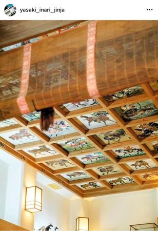 　社殿の馬の絵。矢先稲荷神社のインスタグラム＠ｙａｓａｋｉ＿ｉｎａｒｉ＿ｊｉｎｊａより