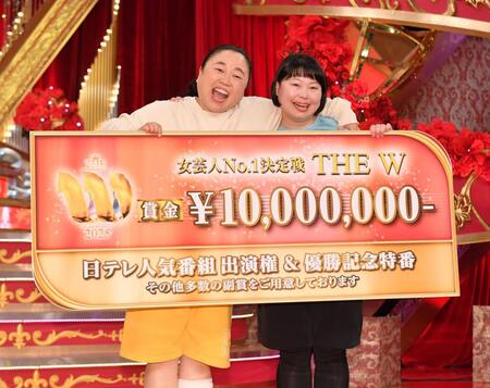 　９代目女王に輝いたニッチェの江上敬子（左）と近藤くみこ（撮影・開出牧）