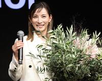 　誕生日の花束を贈られた加藤あい（撮影・金田祐二）