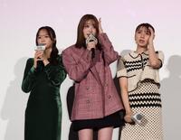 　ゲームを楽しむ（左から）森香澄、高橋ひかる、上白石萌歌（撮影・金田祐二）