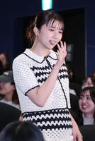 　笑顔で登壇する上白石萌歌（撮影・金田祐二）