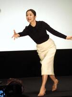 　映画「栄光のバックホーム」満員御礼舞台あいさつで、近くの観客へ野球ボールをプレゼントする鈴木京香