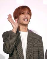 　ロマンティックポーズを決める（前列左から）髙橋ひかる、木村柾哉、上白石萌歌、高橋恭平、中島颯太、森香澄（後列同）内藤秀一郎、西垣匠、醍醐虎汰朗、犬飼貴丈、ゆうたろう、豊田裕大（撮影・金田祐二）