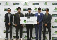 　撮影に応じる（中央の）北村匠海