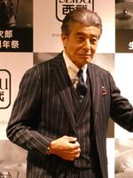 撮影に応じる舘ひろし