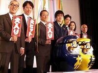 　（左から）山西惇、川原和久、水谷豊、六角精児、萩原聖人、紺野まひる、長谷部安春監督。映画「鑑識・米沢守の事件簿」舞台あいさつ＝２００９年３月