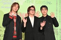 　客席に手を振る（左から）Ｍｒｓ．ＧＲＥＥＮ　ＡＰＰＬＥの藤沢涼架、大森元貴、若井滉斗（撮影・持木克友）