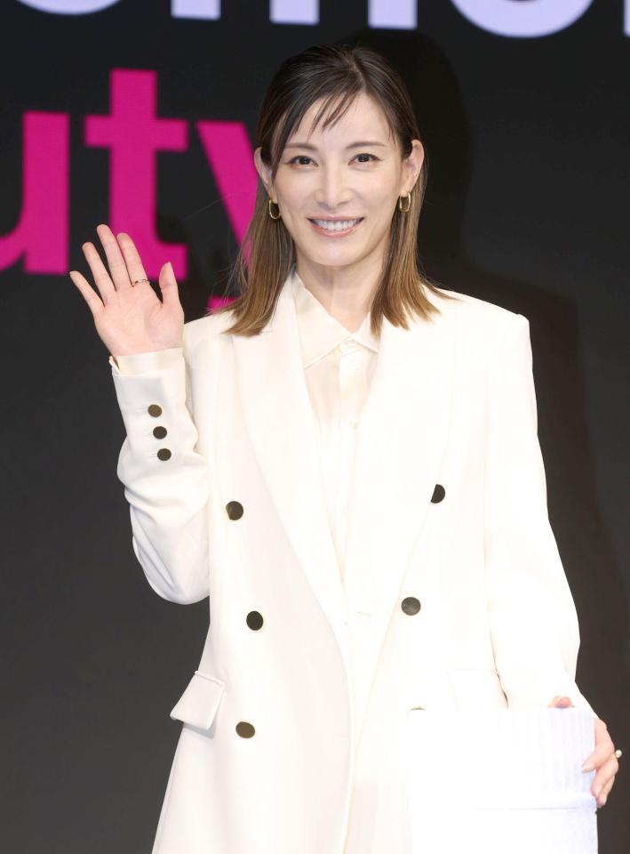 　笑顔の加藤あい（撮影・金田祐二）