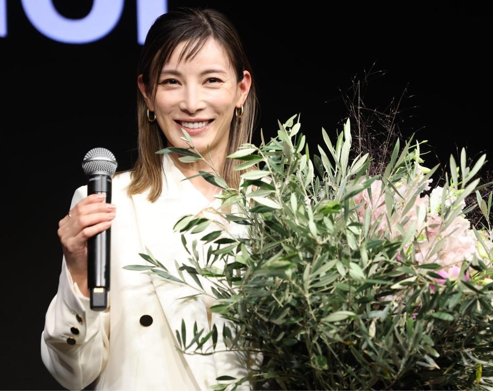 　誕生日の花束を贈られた加藤あい（撮影・金田祐二）