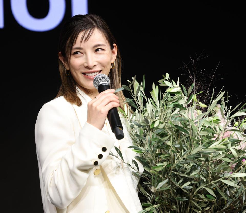 　誕生日の花束を贈られた加藤あい（撮影・金田祐二）