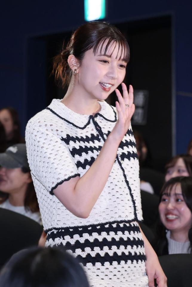 　笑顔で登壇する上白石萌歌（撮影・金田祐二）