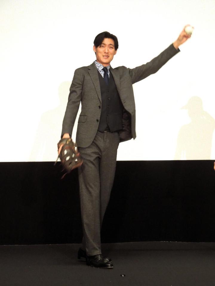 　映画「栄光のバックホーム」満員御礼舞台あいさつで、豪腕を生かし一番後ろのお客さんへボールをプレゼントした松谷鷹也