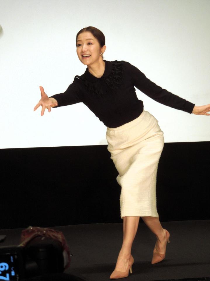 　映画「栄光のバックホーム」満員御礼舞台あいさつで、近くの観客へ野球ボールをプレゼントする鈴木京香