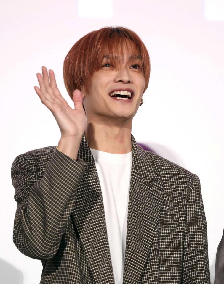 　ロマンティックポーズを決める（前列左から）髙橋ひかる、木村柾哉、上白石萌歌、高橋恭平、中島颯太、森香澄（後列同）内藤秀一郎、西垣匠、醍醐虎汰朗、犬飼貴丈、ゆうたろう、豊田裕大（撮影・金田祐二）