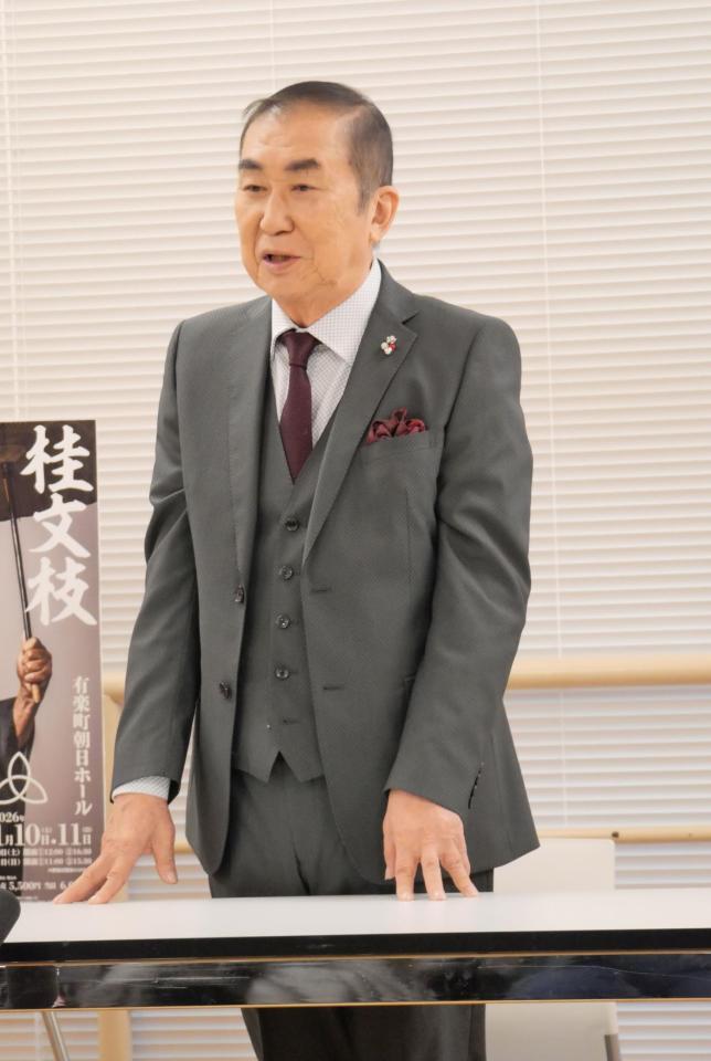 　報道陣の質問に立って受け答えする桂文枝