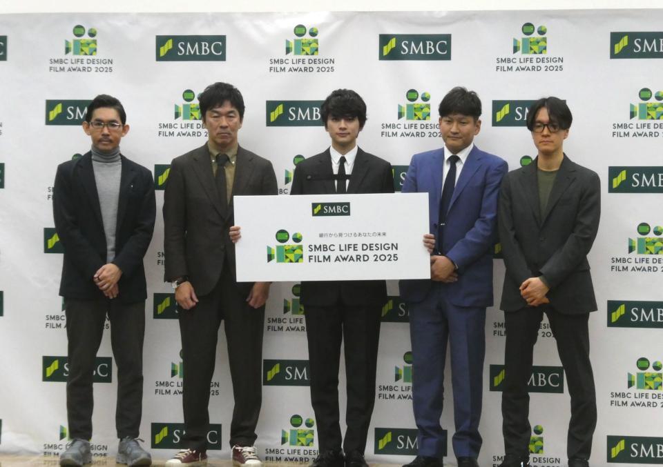 　撮影に応じる（中央の）北村匠海