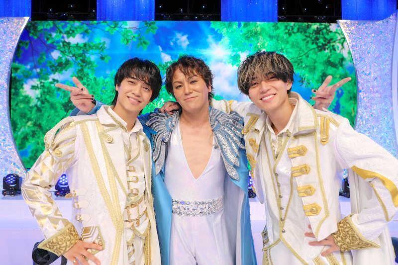 　Ｋｉｎｇ＆Ｐｒｉｎｃｅの永瀬廉（左）と髙橋海人に挟まれる５０ＴＡ