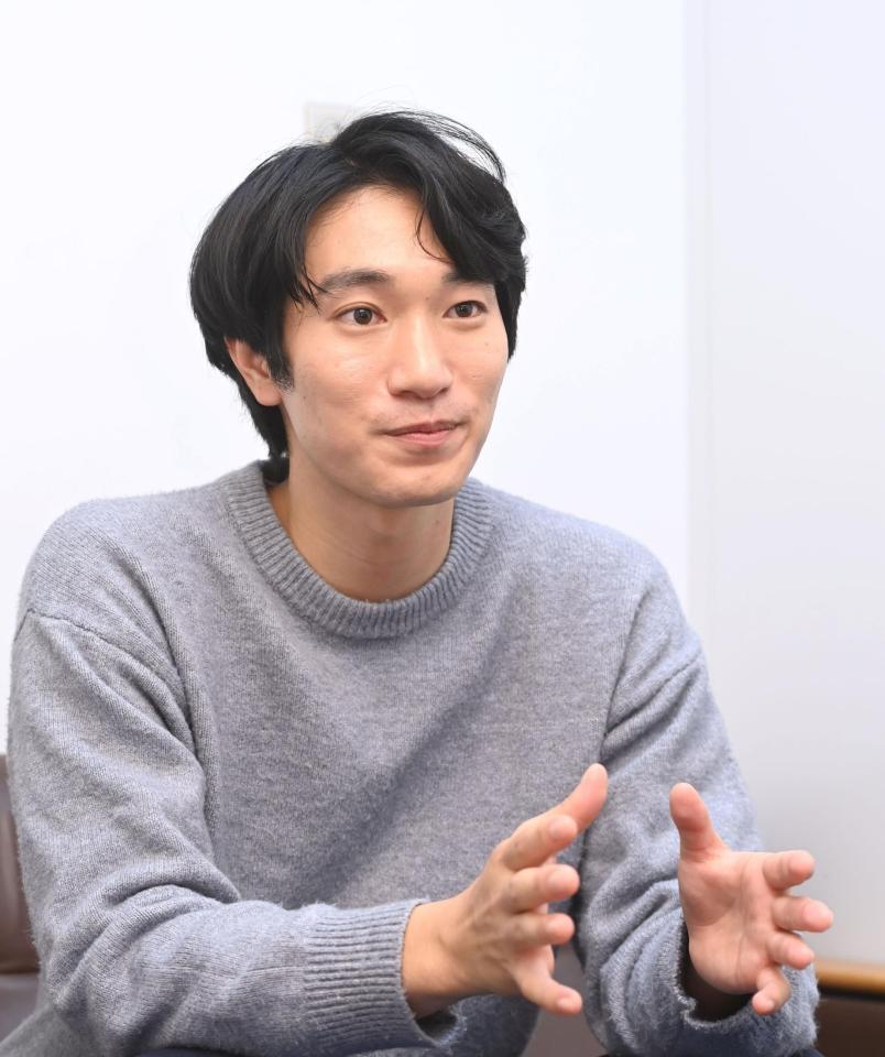 　早い頃から憧れた俳優の世界について話す三村和敬＝デイリースポーツ東京本社（撮影・園田高夫）