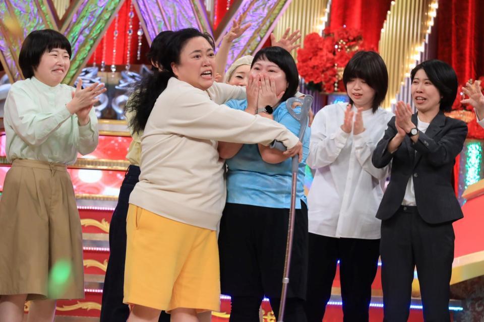 　「女芸人Ｎｏ．１決定戦　ＴＨＥ　Ｗ　２０２５」で優勝して喜ぶニッチェ（左から）江上敬子、近藤くみこ