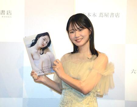 　写真集をアピールするいけちゃん