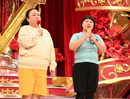 　９代目女王に輝き喜びを語るニッチェの江上敬子（左）と近藤くみこ（撮影・開出牧）